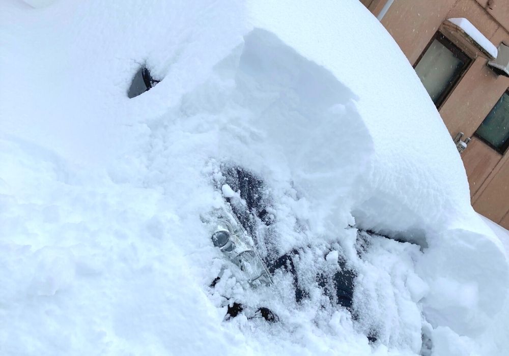 車の雪をおろす